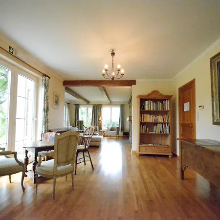 ヴィラ Spacious Near Lesse