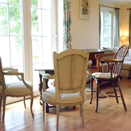 Spacious Near Lesse *