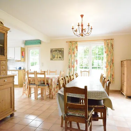 ヴィラ Spacious Near Lesse *