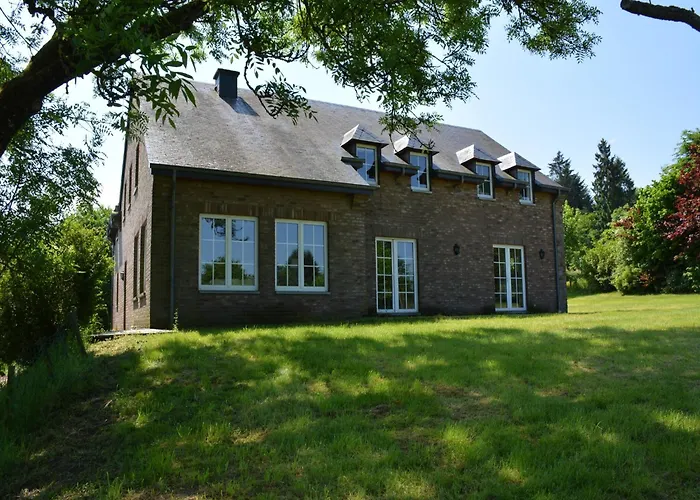 Spacious Villa Near Lesse
